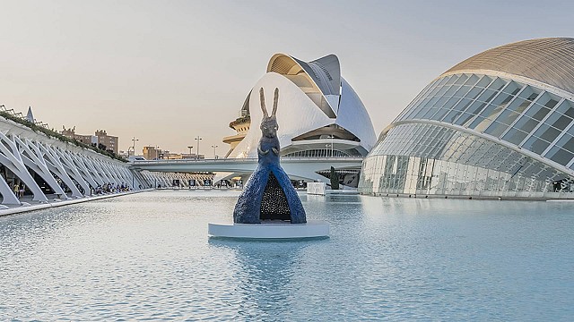 Japanese-Swiss artist Leiko Ikemura presents mammoth sculpture in Valencia