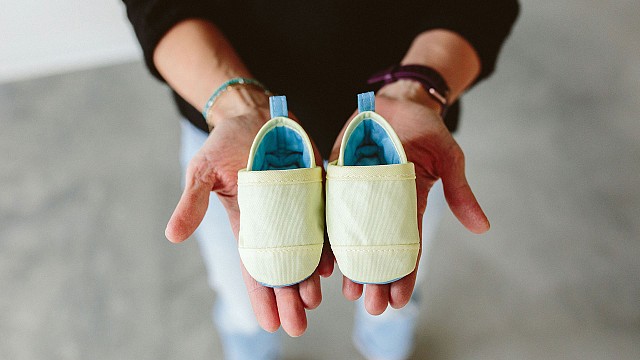 Woolybubs presents a pair of biodegradable baby shoes that dissolve in boiling water