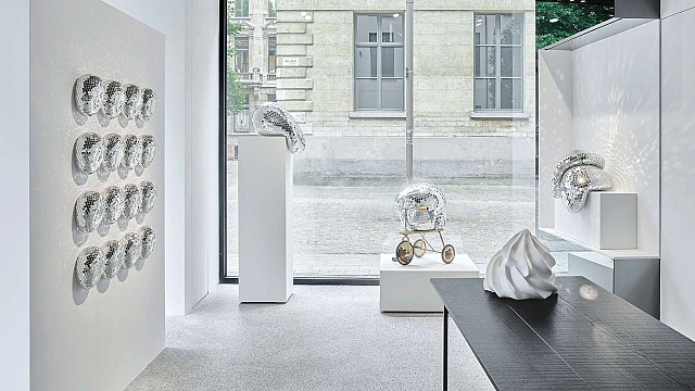 'Top of the Pops' displays Rotganzen&rsquo;s reflective melting forms at Forwart Gallery