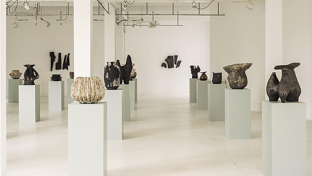 Jojo Corv&auml;i&aacute; sculpts presence and absence in ceramic and bronze with Temps & Mati&egrave;re