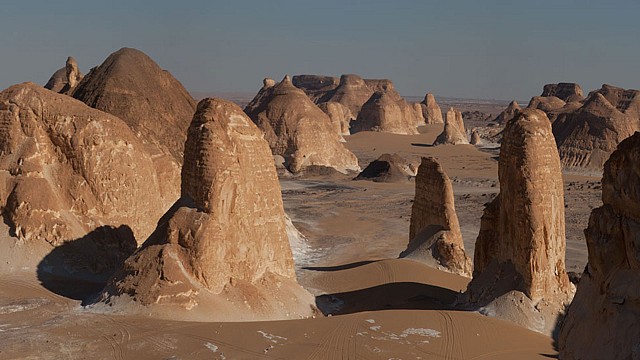'Al-&#7778;a&#7717;r&#257;&#702;-al-Bay&#7693;&#257;&#702;-(The-white-desert)-from-Silsila-series