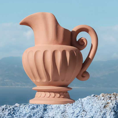 Antonio Aric&ograve; adorns terracotta objects with Greek motifs