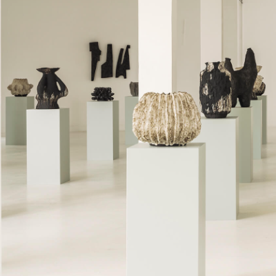 Jojo Corv&auml;i&aacute; sculpts presence and absence in ceramic and bronze with Temps & Mati&egrave;re