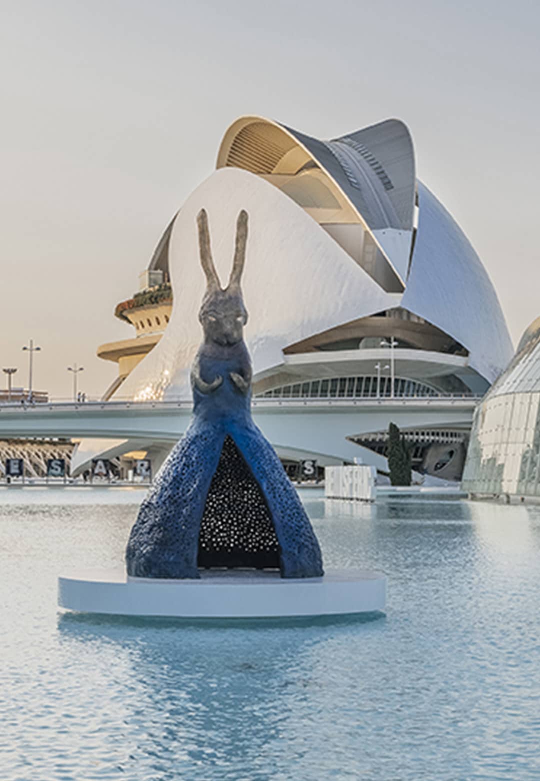 Japanese-Swiss artist Leiko Ikemura presents mammoth sculpture in Valencia