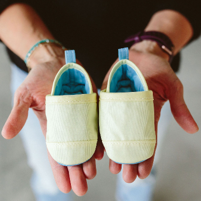 Woolybubs presents a pair of biodegradable baby shoes that dissolve in boiling water