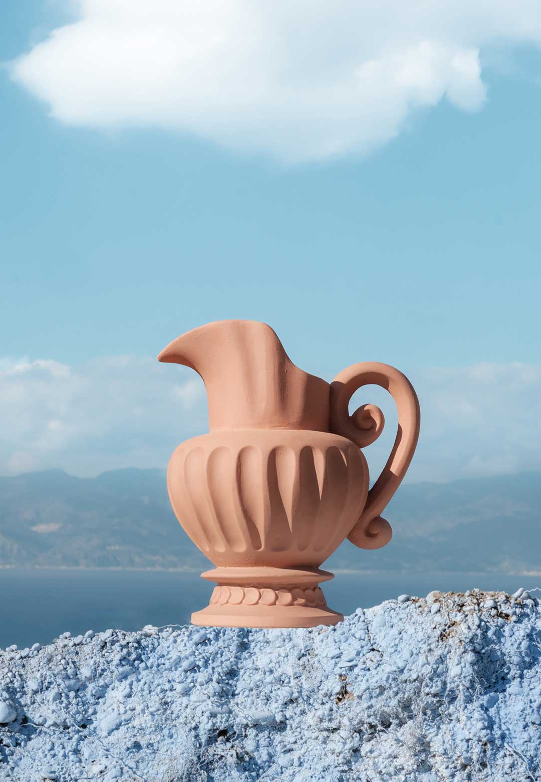 Antonio Aricò adorns terracotta objects with Greek motifs