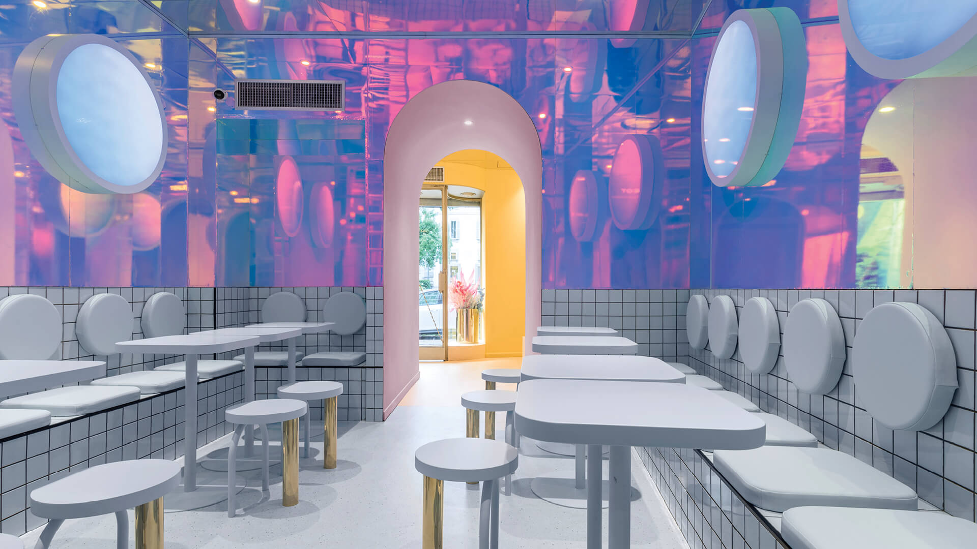 Masquespacio's interior design of a burger joint nods to fast food chains of the 80s