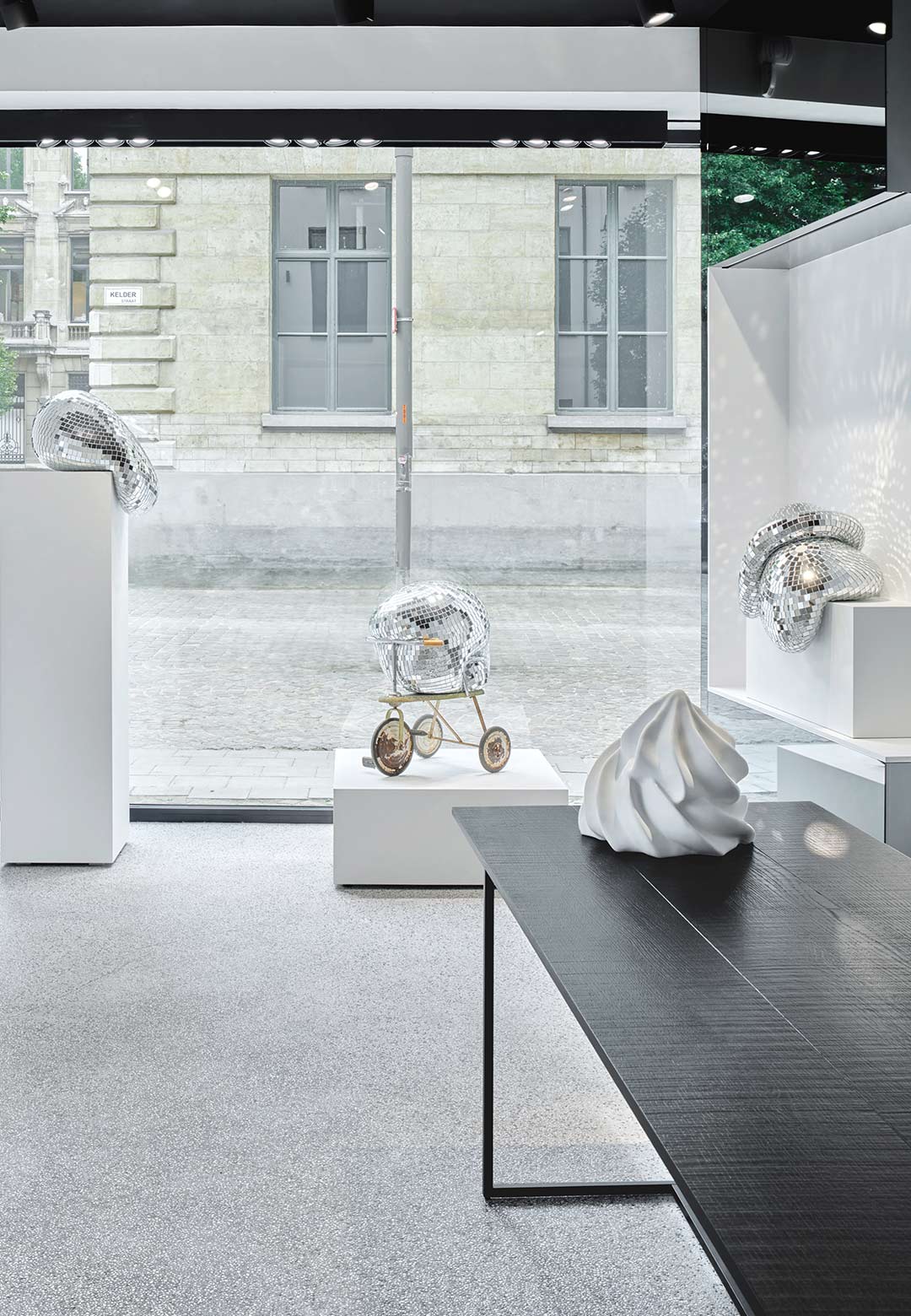 'Top of the Pops' displays Rotganzen’s reflective melting forms at Forwart Gallery