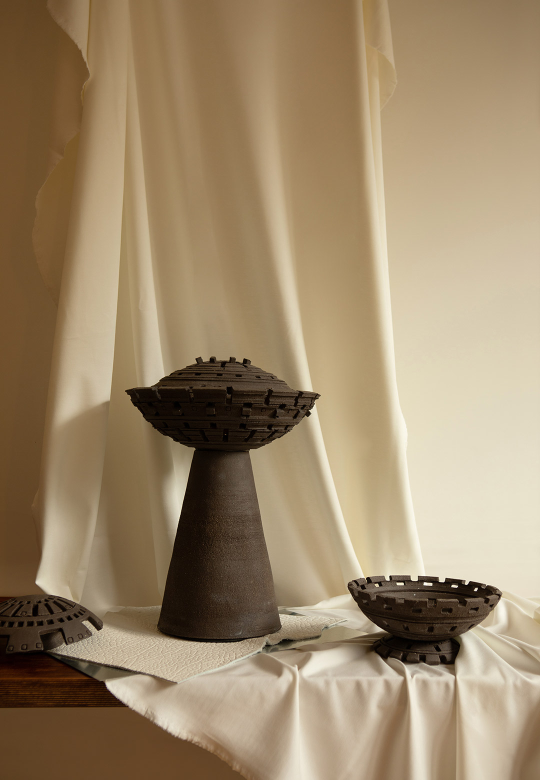 Marjorie Waks showcases the discipline and poetry of her graphic ceramics in 'Le Foyer'