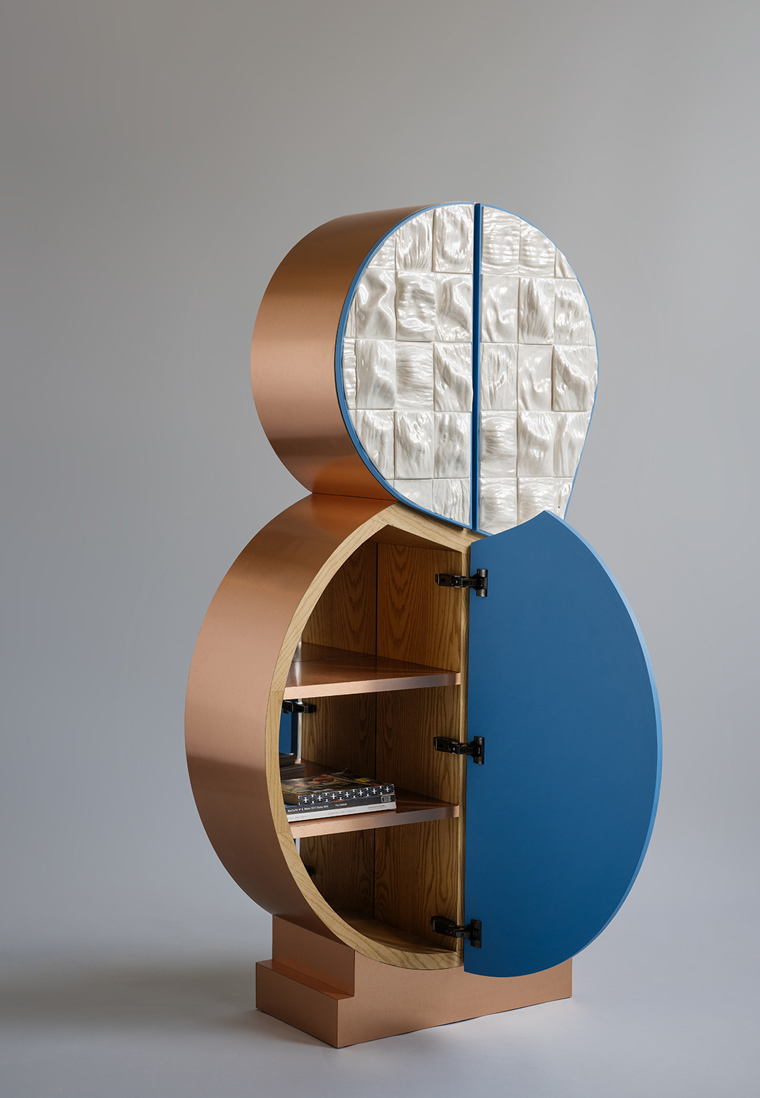 Lyrical ceramic forms frame the plinth for material experimentation at REM Atelier