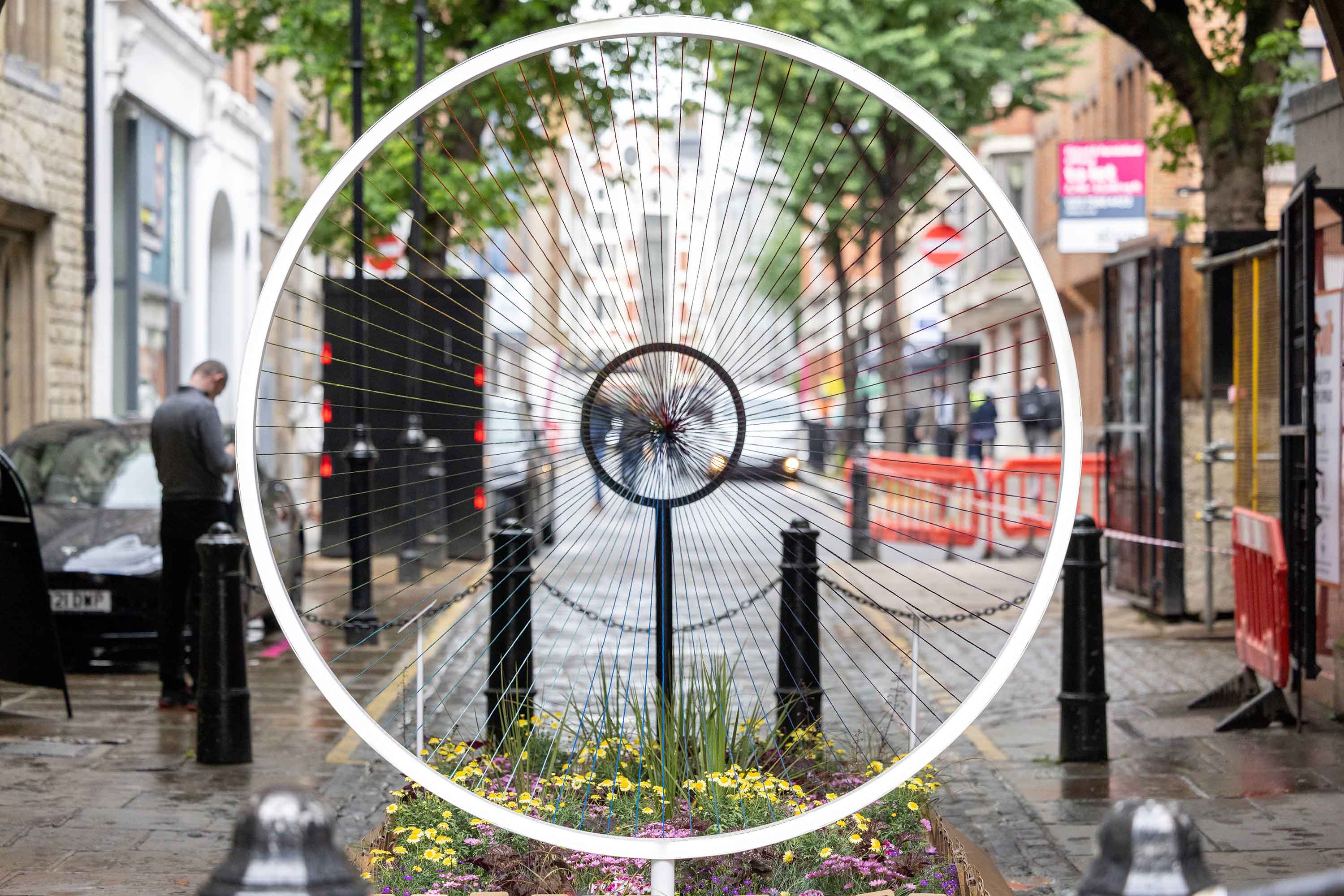 clerkenwell-design-week-2022-lights-up-the-streets-with-a-striking-opening-day