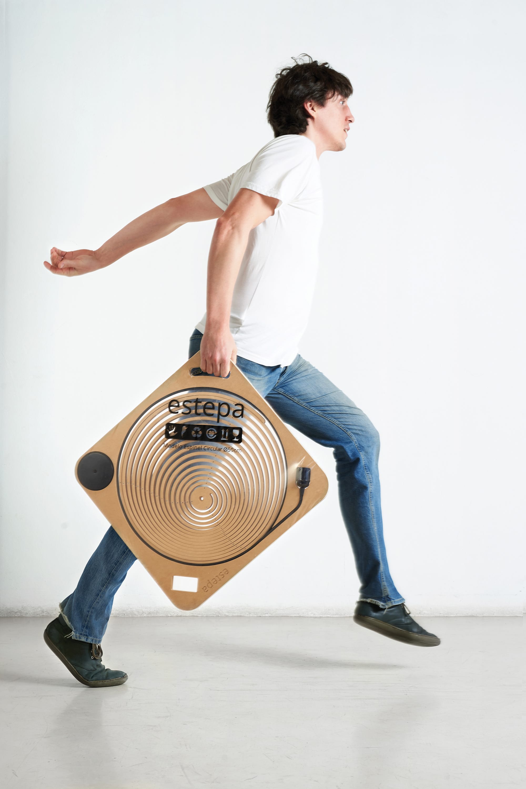 guillermo-lean-s-spinel-is-a-collapsible-pendant-light-made-of-plywood
