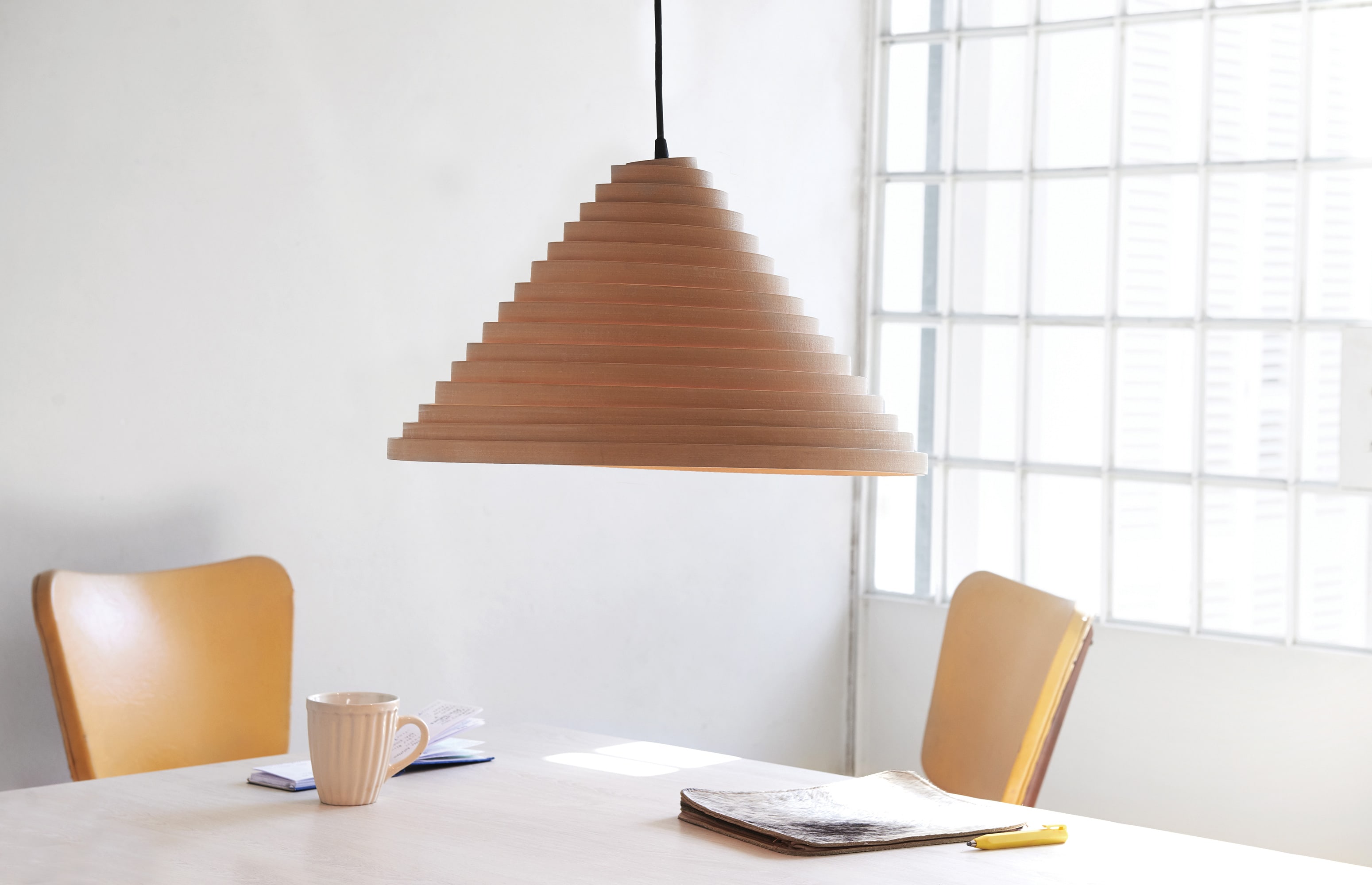 guillermo-lean-s-spinel-is-a-collapsible-pendant-light-made-of-plywood