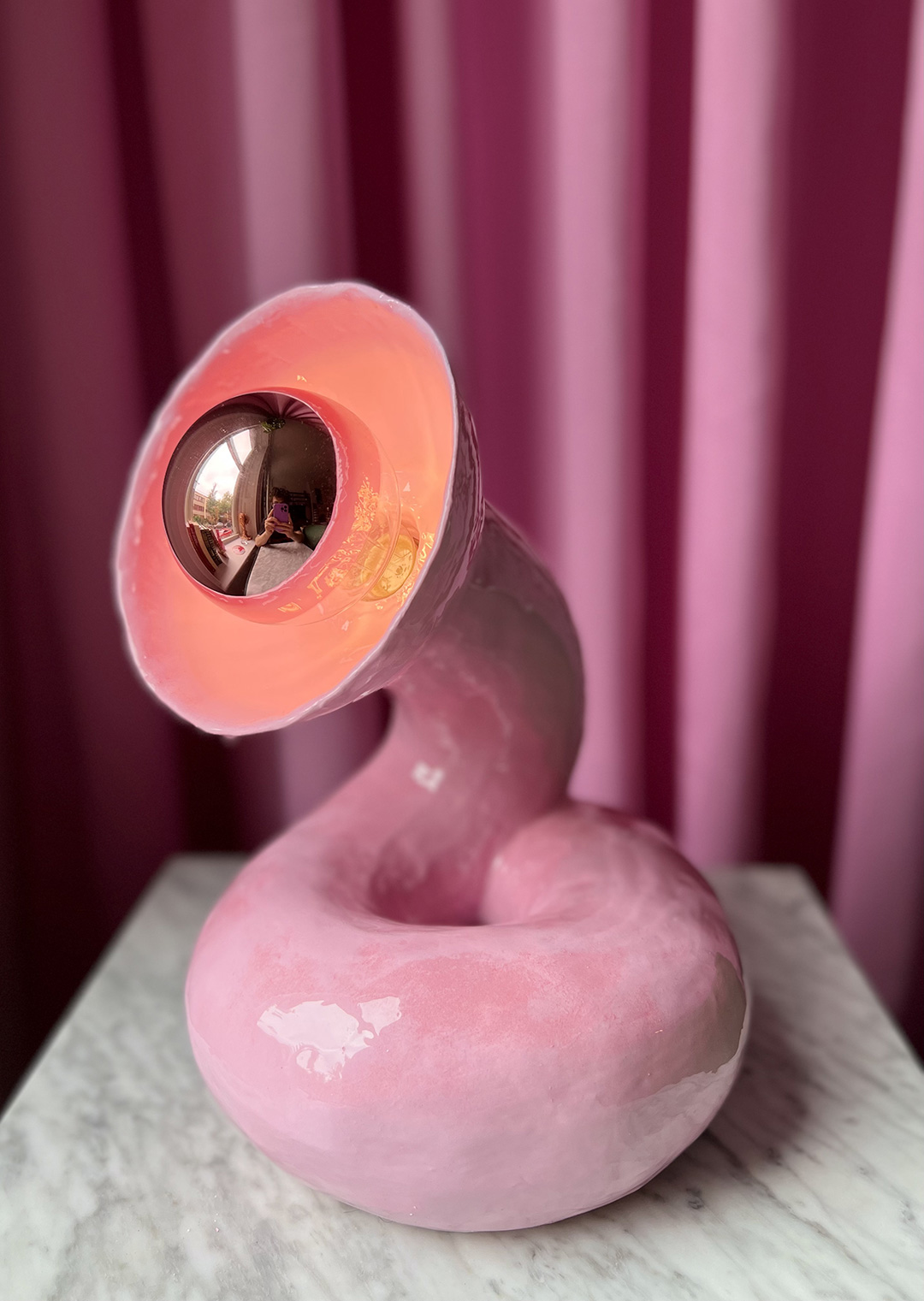 ‘‘I see you’ table lamp in a shade of pink