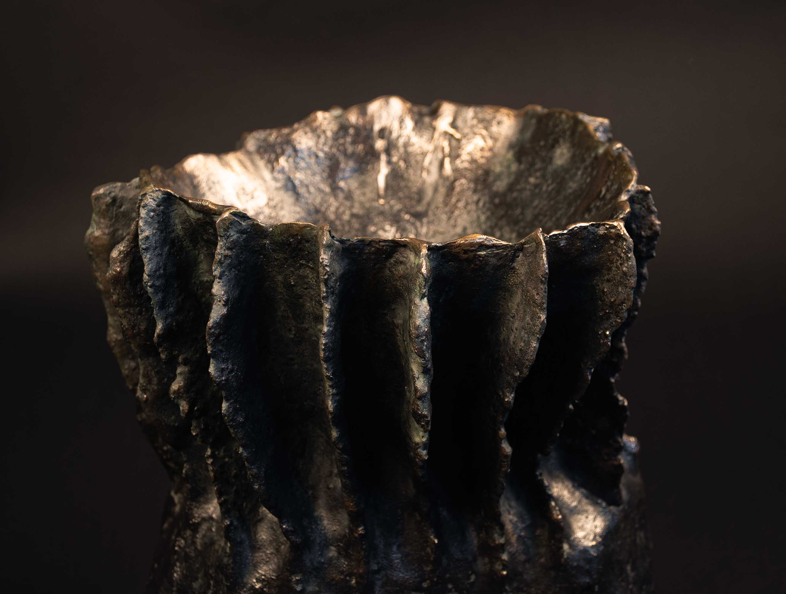 jojo-corvaia-moulds-his-thoughts-into-organic-sculptural-pieces
