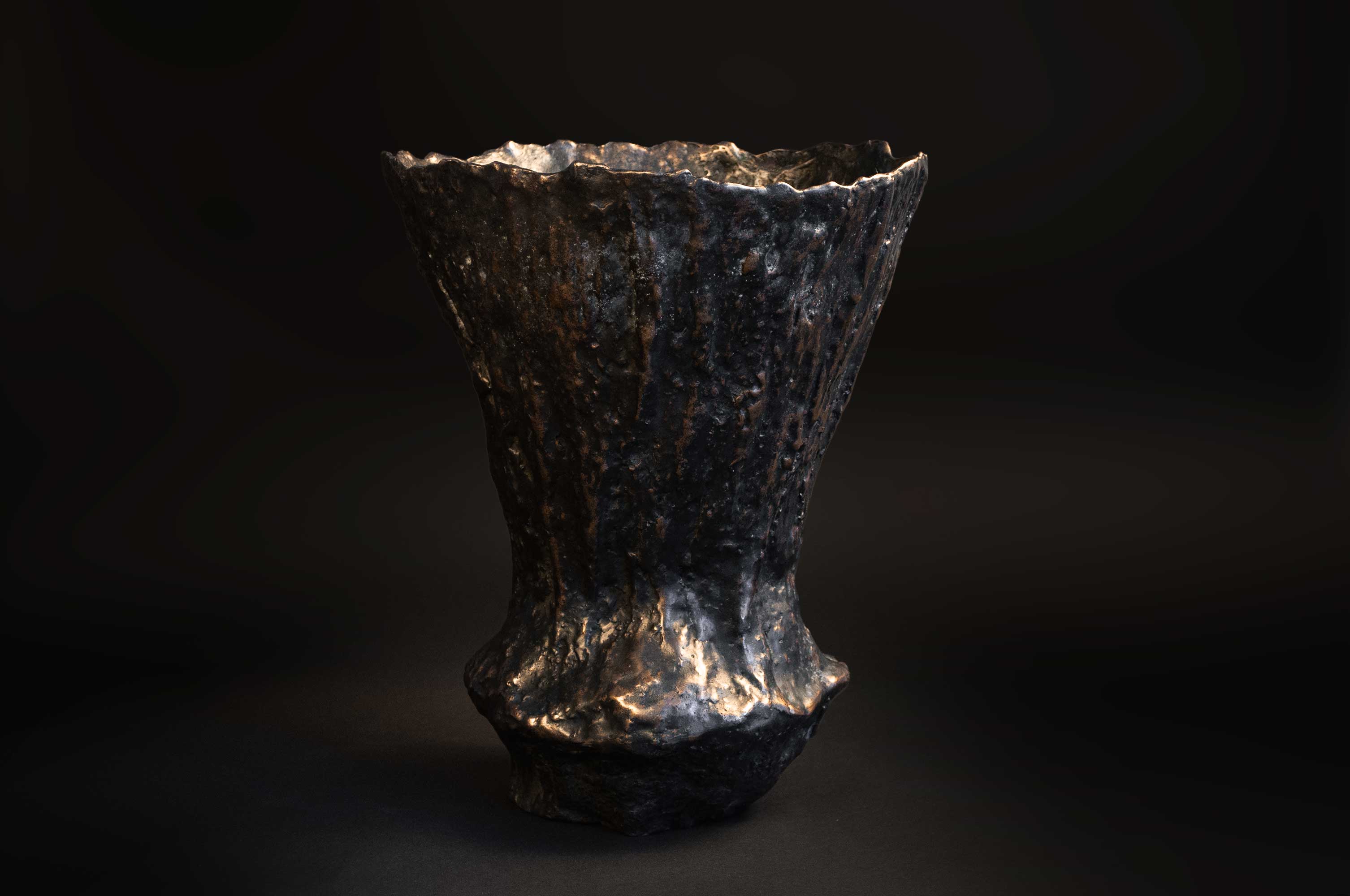 jojo-corvaia-moulds-his-thoughts-into-organic-sculptural-pieces