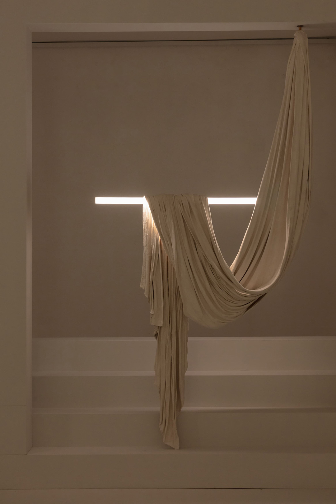 lee-broom-evokes-fluidity-in-his-limited-edition-requiem-series