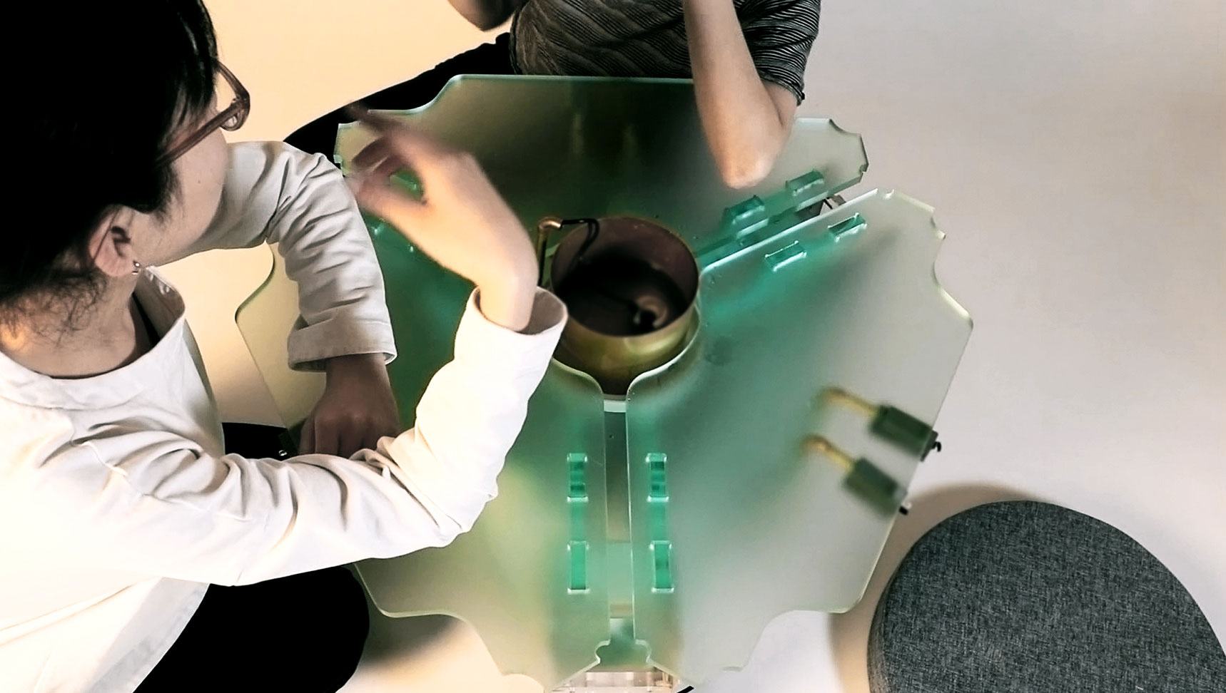 silencetop-a-musical-coffee-table-that-influences-conversations