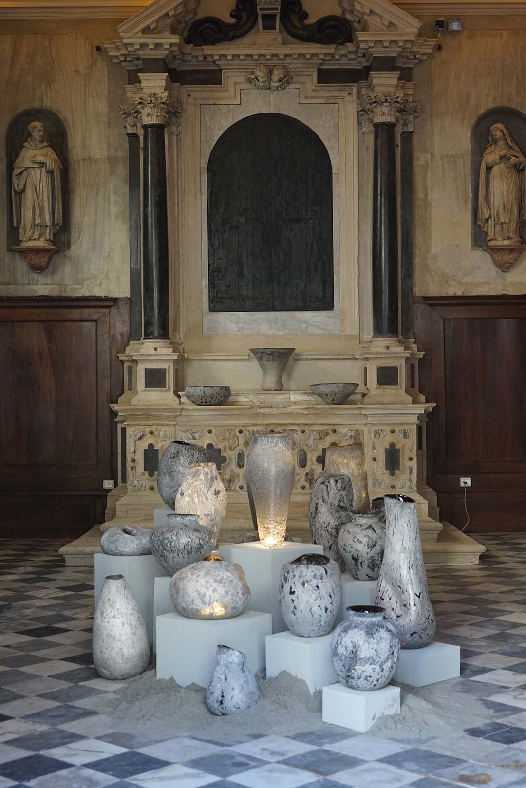 ‘I Hear You Tremble’ showcases 15 sculptural vessels dubbed Jurat