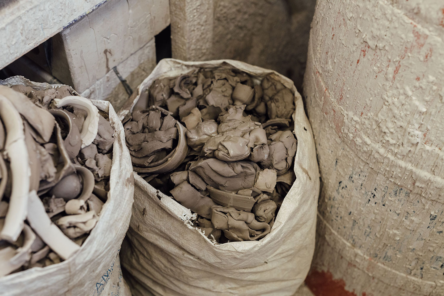 The designer bought scraps from the ceramic workshops to create new pieces