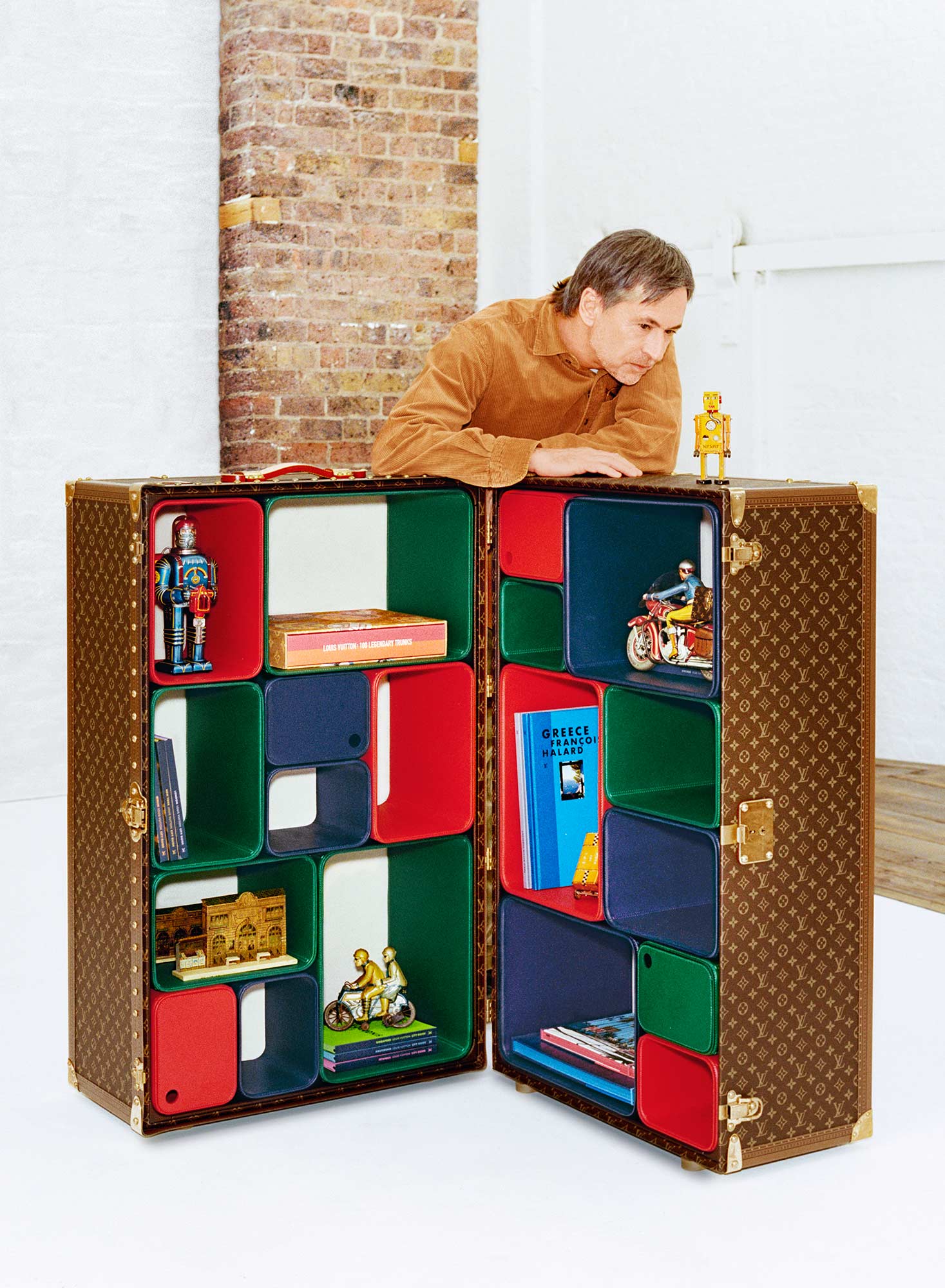 Marc Newson's Cabinet of Curiosities turns Louis Vuitton trunk into display  shelves - Yanko Design