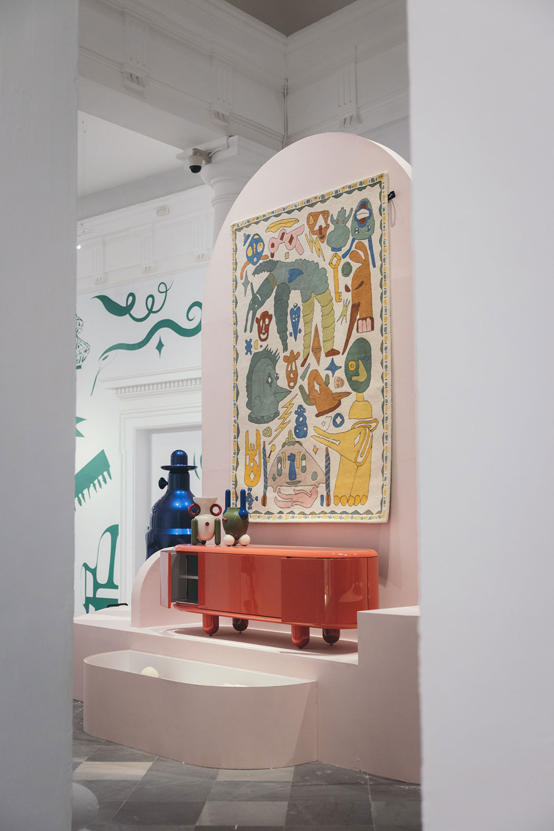 The large-format exhibition tours Hayon’s paintings, sculptures, furniture, ceramic works, and more