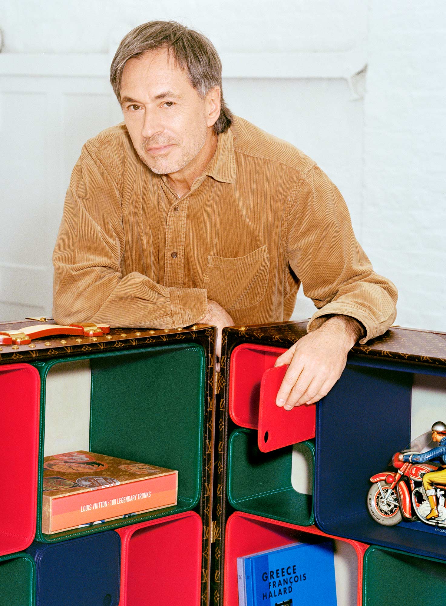 Marc Newson's Cabinet of Curiosities turns Louis Vuitton trunk into display  shelves - Yanko Design