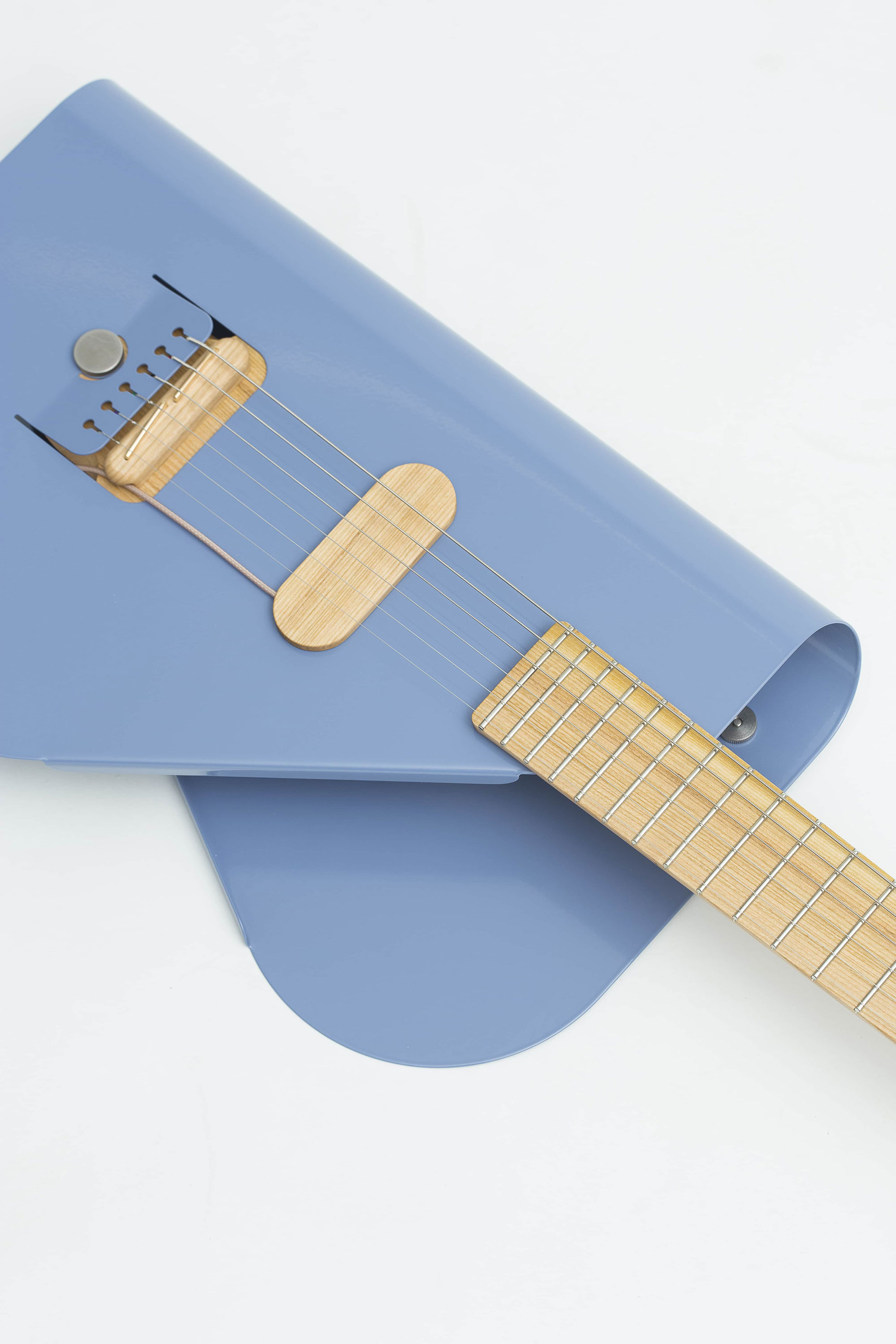 verso-dreams-up-a-modernistic-electric-guitar-with-cosmo
