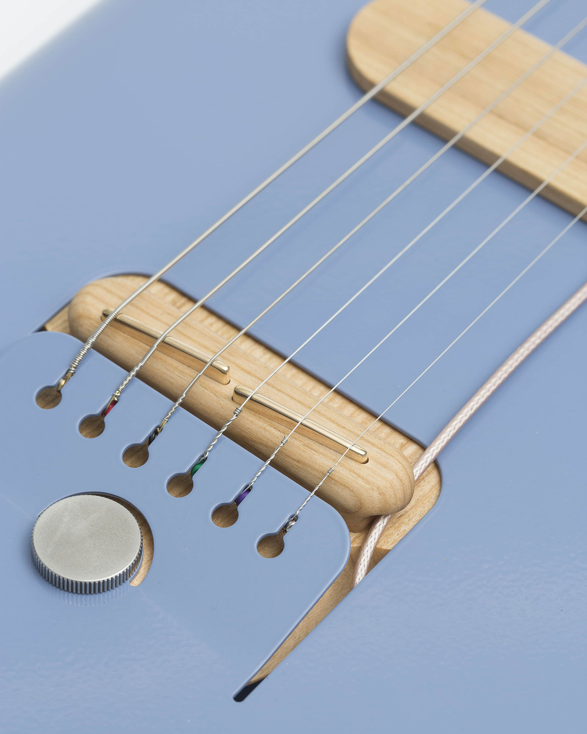 verso-dreams-up-a-modernistic-electric-guitar-with-cosmo
