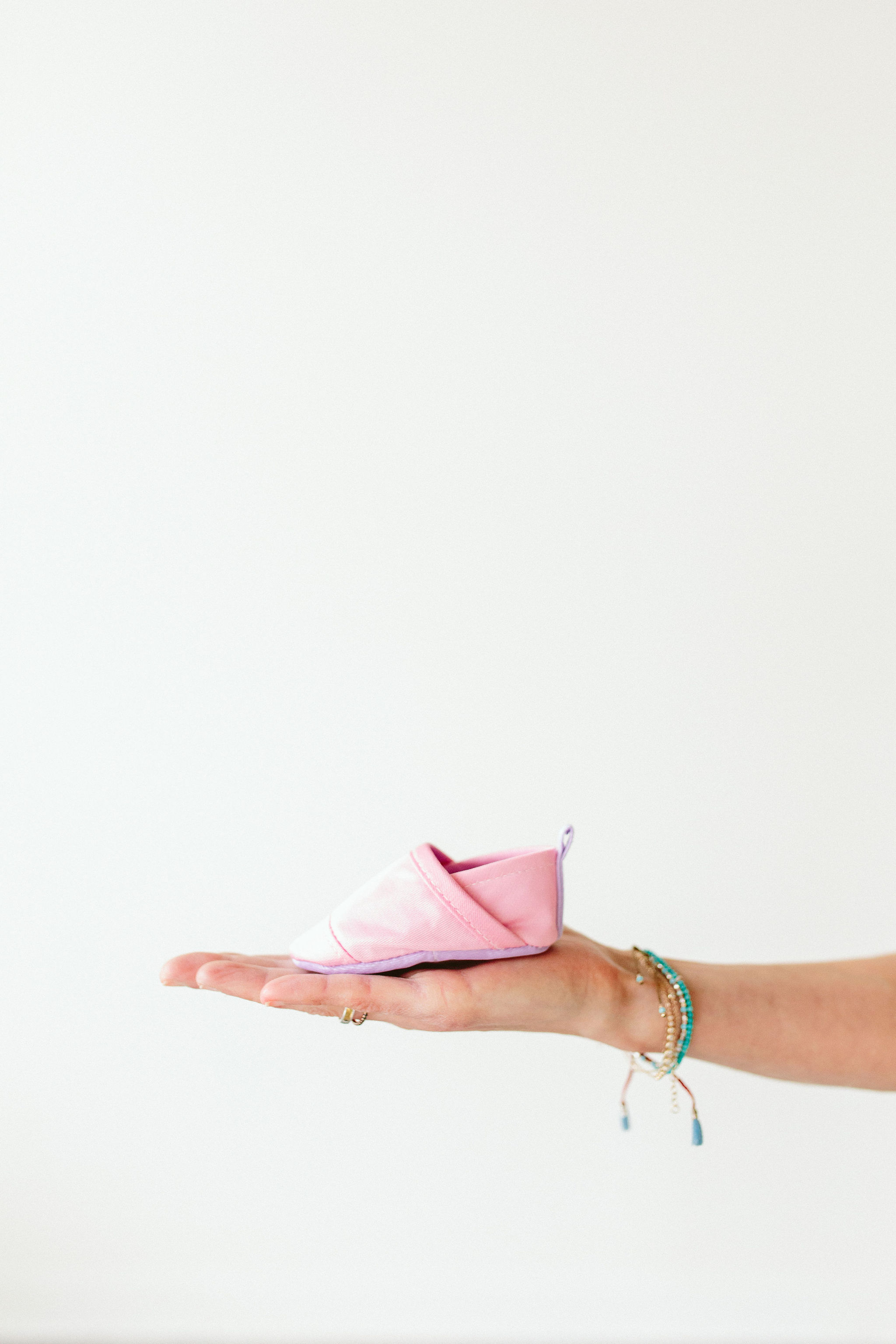 woolybubs-presents-a-pair-of-biodegradable-baby-shoes-that-dissolve-in-boiling-water